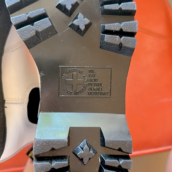 Dr Martens 2976 Smooth Leather Platform Quad Chelsea Boots in White unisex - Picture 7 of 16